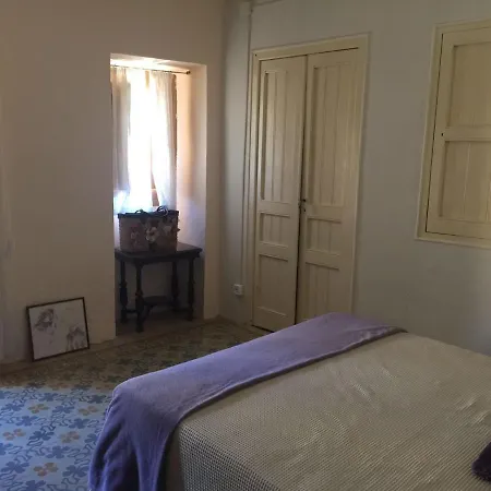 U-nique Sant Ferran * גרייאיה